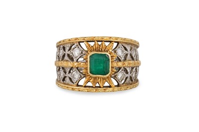 Lot 265 - A DIAMOND AND EMERALD RING, rectangular...