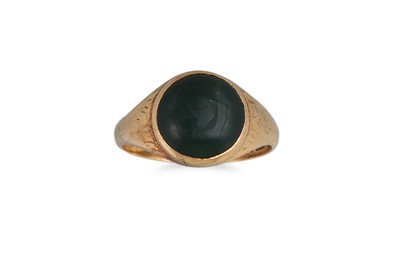 Lot 134 - A GENT'S SIGNET RING, set with a cabochon...