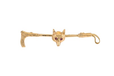 Lot 270 - A 9CT GOLD BAR BROOCH, applied fox heads, ruby...