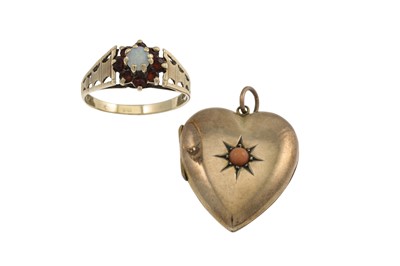 Lot 157 - AN ANTIQUE GOLD HEART SHAPED PHOTO LOCKET,...