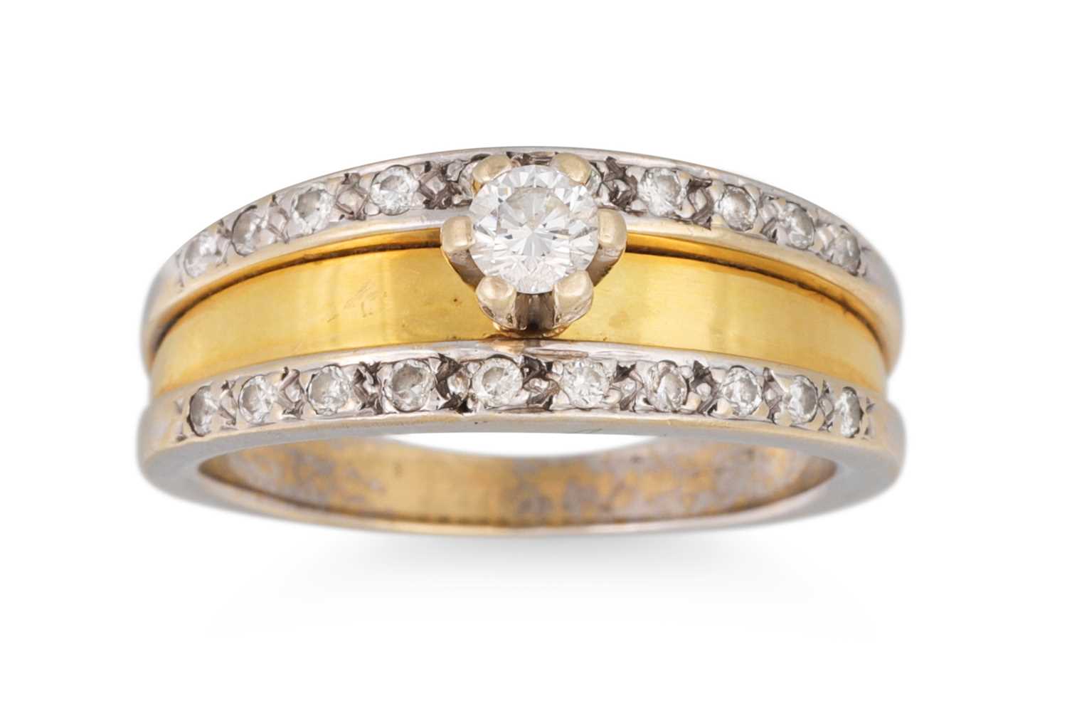 Lot 38 - A DIAMOND SOLITAIRE RING, the round brilliant...