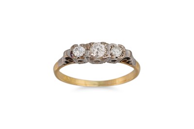 Lot 16 - A VINTAGE THREE STONE DIAMOND RING, the...
