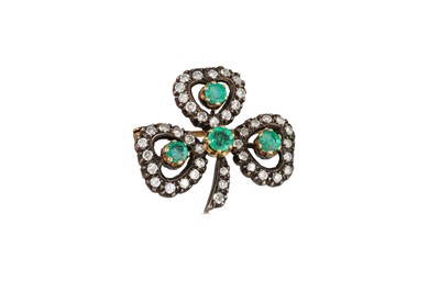 Lot 17 - AN ANTIQUE DIAMOND AND EMERALD SHAMROCK BROOCH,...