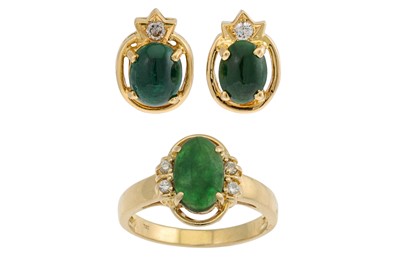 Lot 87 - A CABOCHON JADE DRESS RING, mounted in 18ct...