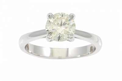 Lot 364 - A DIAMOND SOLITAIRE RING, the round brilliant...