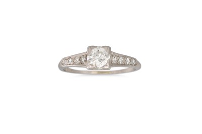Lot 374 - A VINTAGE DIAMOND SOLITAIRE RING, the old cut...
