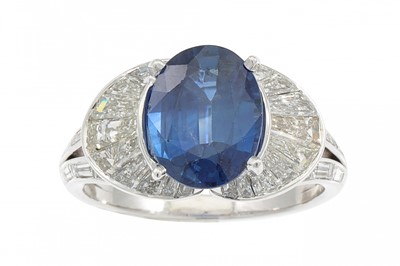 Lot 366 - A SAPPHIRE AND DIAMOND RING, the sapphire to...
