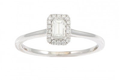 Lot 369 - A DIAMOND CLUSTER RING, the baguette cut...