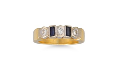 Lot 133 - A FIVE STONE DIAMOND AND SAPPHIRE DRESS RING,...