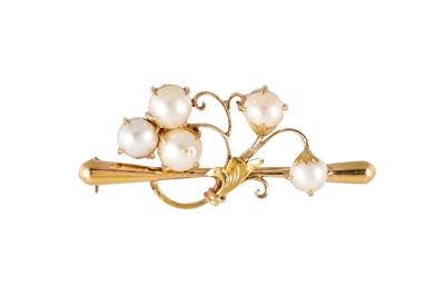 Lot 59 - A CULTURED PEARL SET BROOCH, of naturalistic...