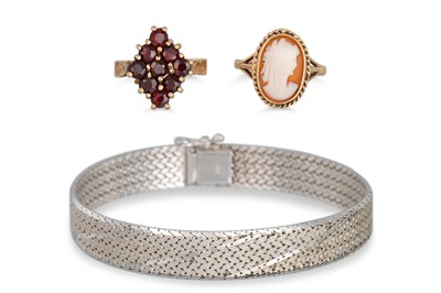 Lot 175 - A COLLECTION OF JEWELLERY ITEMS, to include a...