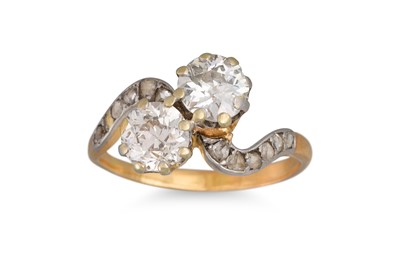 Lot 345 - AN ANTIQUE DIAMOND 'TOI ET MOI' RING, the old...