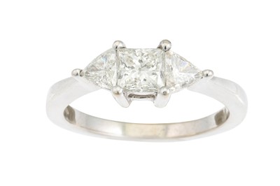 Lot 253 - A THREE STONE DIAMOND RING, the brilliant cut...