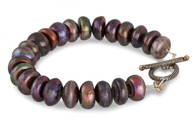 Lot 83 - A BLACK FRESH WATER PEARL BRACELET