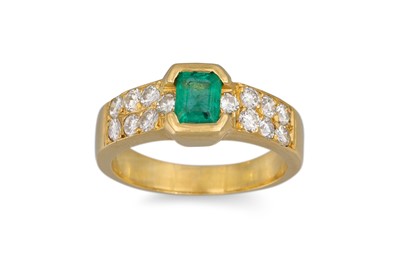 Lot 107 - AN EMERALD AND DIAMOND RING, the princess cut...