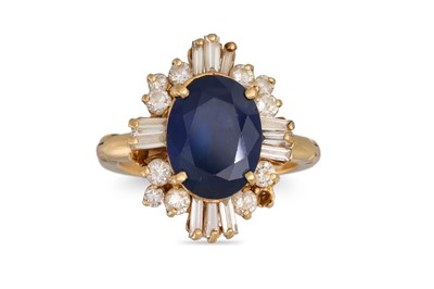 Lot 302 - A DIAMOND AND SAPPHIRE CLUSTER RING, the oval...