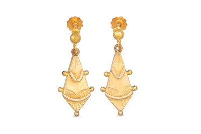 Lot 27 - A PAIR OF ANTIQUE 9CT GOLD DROP EARRINGS,...