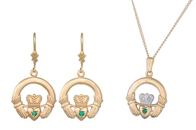 Lot 29 - A PAIR OF EMERALD SET CLADDAGH DESIGN DROP...