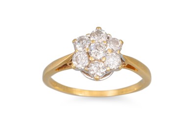 Lot 37 - A DIAMOND CLUSTER RING, the brilliant cut...