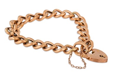 Lot 38 - AN ANTIQUE GOLD CURB LINK BRACELET, padlock clasp