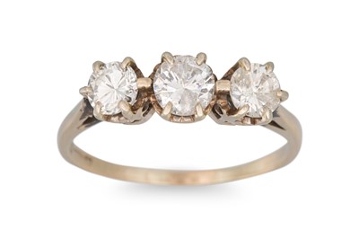 Lot 39 - A THREE STONE DIAMOND RING, the three round...