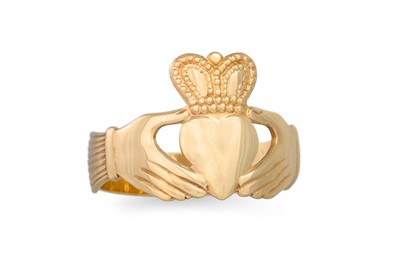 Lot 43 - A GOLD CLADDAGH RING, size R