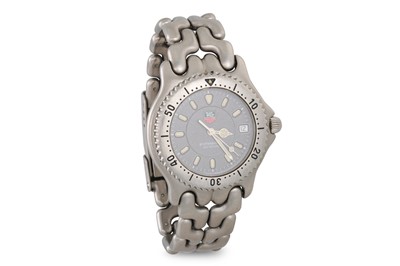 Lot 398 - A GENT'S TAG HEUER PROFESSIONAL WRISTWATCH,...