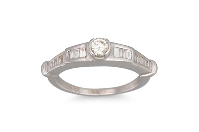 Lot 362 - A DIAMOND RING, the brilliant cut diamond to...