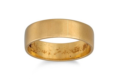 Lot 180 - AN 18CT GOLD YELLOW WEDDING BAND, size L - M