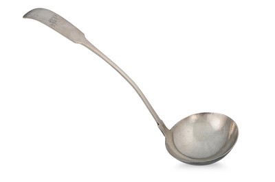 Lot 487 - A GEORGE IV IRISH SILVER FIDDLE PATTERN SOUP...