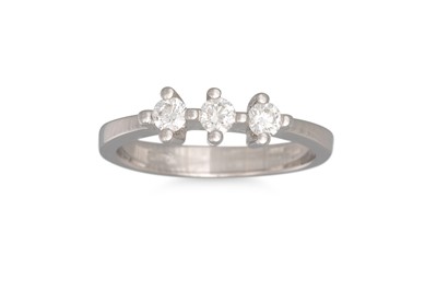Lot 156 - A THREE STONE DIAMOND RING, the three...