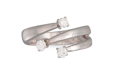 Lot 159 - A THREE STONE DIAMOND RING, of cross over form,...