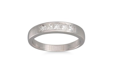 Lot 160 - A FIVE STONE DIAMOND RING, the five brilliant...