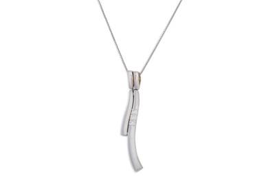 Lot 172 - A DIAMOND DROP PENDANT, the three diamonds set...