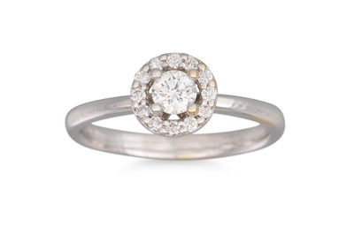 Lot 174 - A DIAMOND CLUSTER RING, the round brilliant...