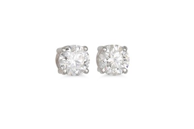 Lot 176 - A PAIR OF DIAMOND STUD EARRINGS, the brilliant...