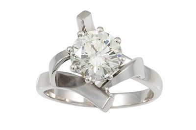 Lot 373 - A DIAMOND SOLITAIRE RING, the brilliant cut...