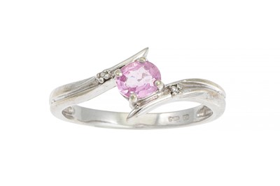 Lot 11 - A TOURMALINE RING, of twist design, mounted in...
