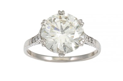 Lot 399 - A DIAMOND SOLITAIRE RING, the brilliant cut...