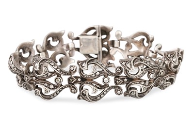 Lot 44 - AN ATTRACTIVE VINTAGE STYLE SILVER AND...