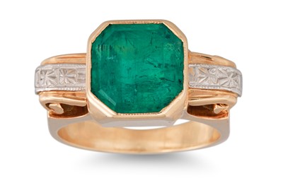 Lot 231 - A RETRO EMERALD RING, mounted in yellow gold,...
