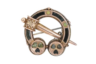Lot 420 - A CLASSIC TARA STYLE BROOCH, with cutlass...