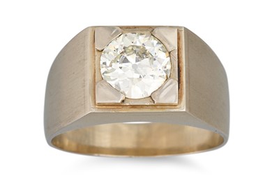 Lot 366 - A VINTAGE OLD CUT DIAMOND RING, mounted in...