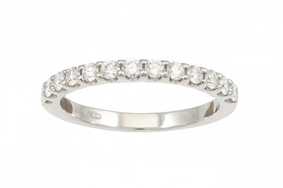 Lot 161 - A DIAMOND HALF ETERNITY RING, the round...