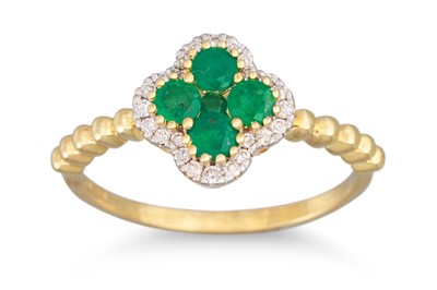 Lot 32 - A DIAMOND AND EMERALD CLUSTER RING, the four...