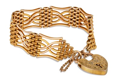 Lot 47 - AN ANTIQUE 9CT GOLD GATE BRACELET, padlock...