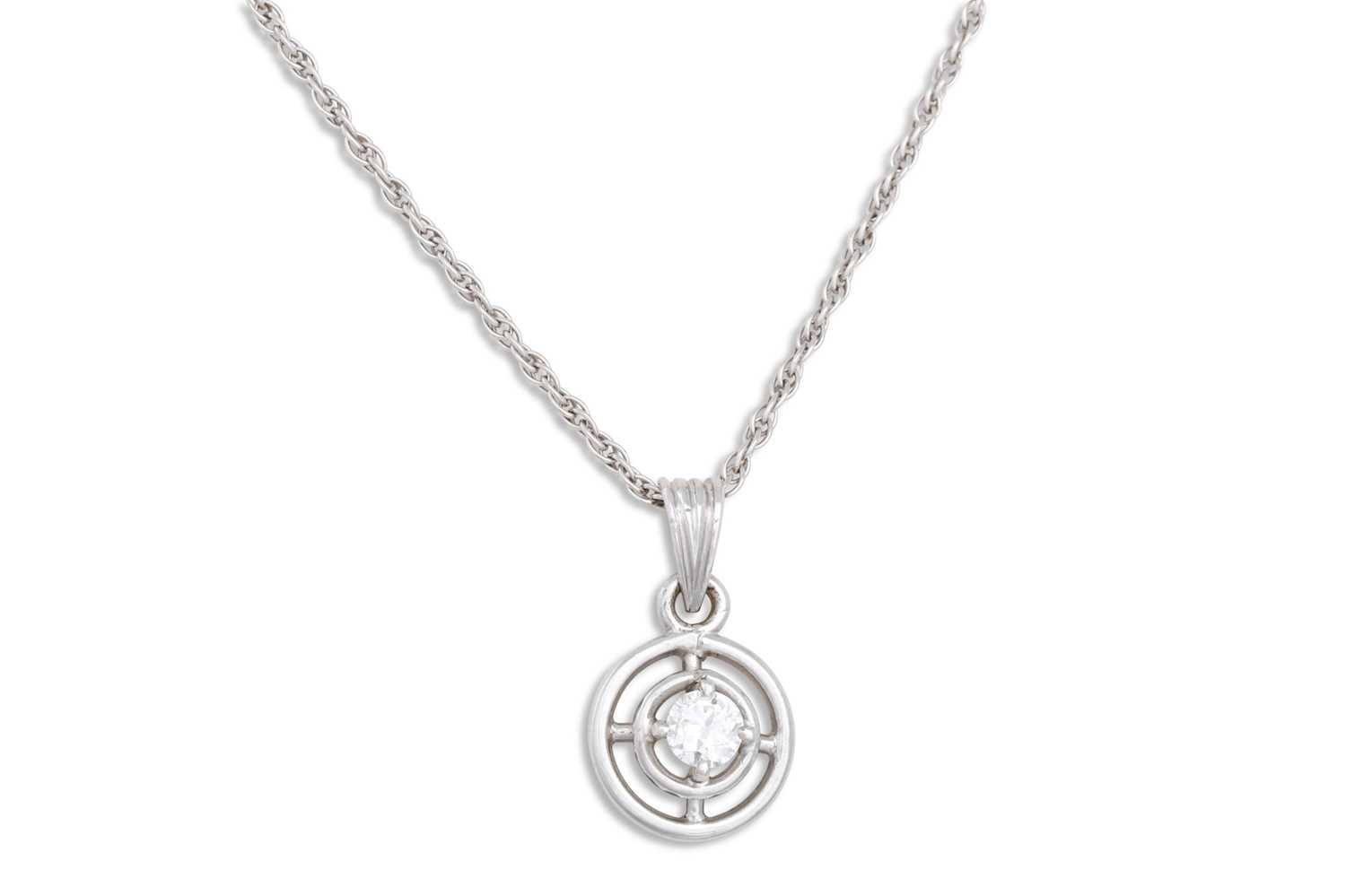 Lot 39 - A VINTAGE DIAMOND SOLITAIRE PENDANT, the...